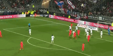 球星赛后把奖杯给队友，太暖心（球星赛后将奖杯赠予队友，暖心一幕）