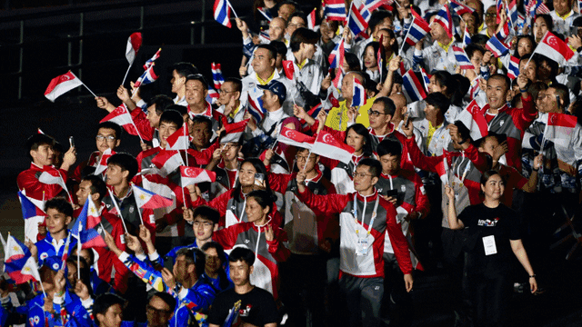 他不吼不叫，却掌控全场（不动声色，却镇住全场）