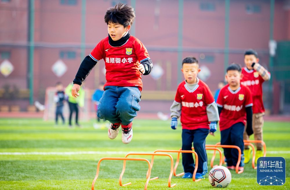 詹姆斯赛后向卡斯尔赠送签名球衣：年轻的国王，继续加油（詹姆斯赛后赠卡斯尔签名球衣：年轻的王者，继续前行）