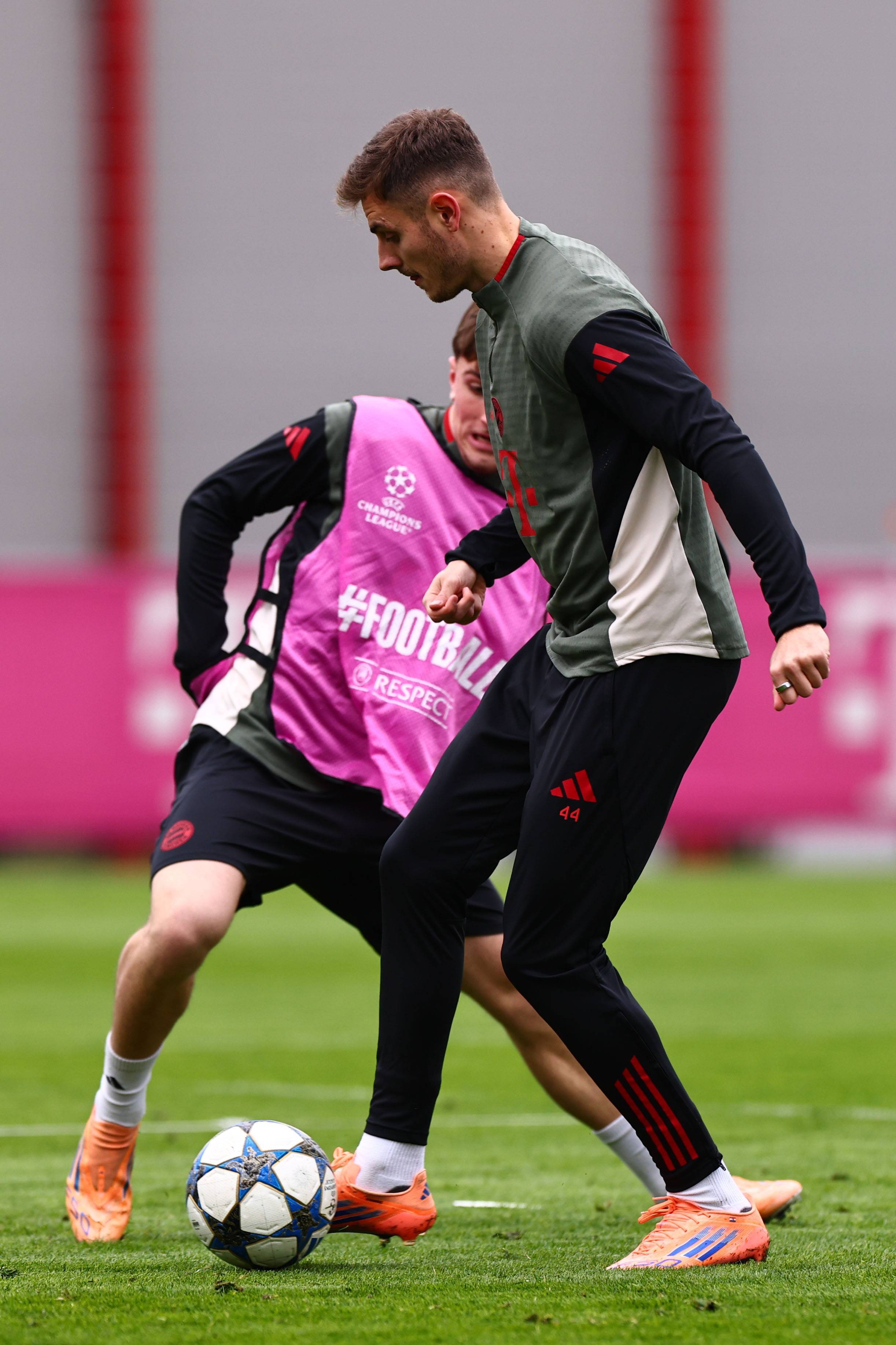 哈兰德26岁之前欧冠已打入54球，仅次于梅西（未满26岁欧冠进54球，哈兰德仅次梅西）