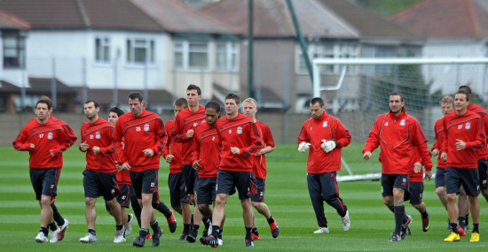 德甲战报：凯恩替补登场戴帽，拜仁5-0狂胜十人斯图加特（德甲：凯恩替补上演帽子戏法，拜仁5-0横扫十人斯图加特）